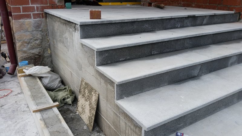 Монолитное крыльцо из бетона