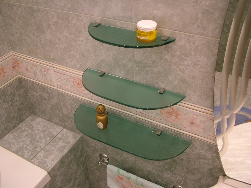 Стеклянные полки в ванну