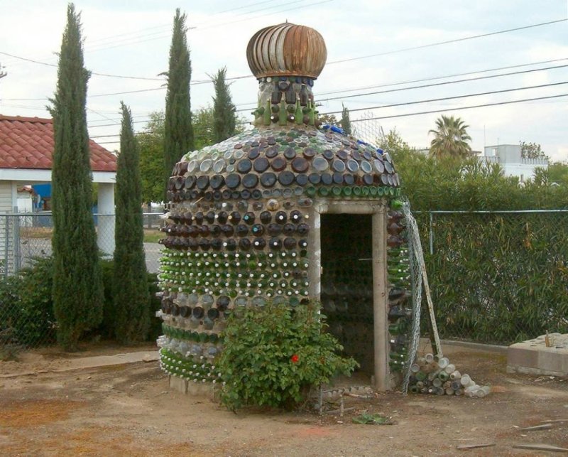 Стена из бутылок стеклянных