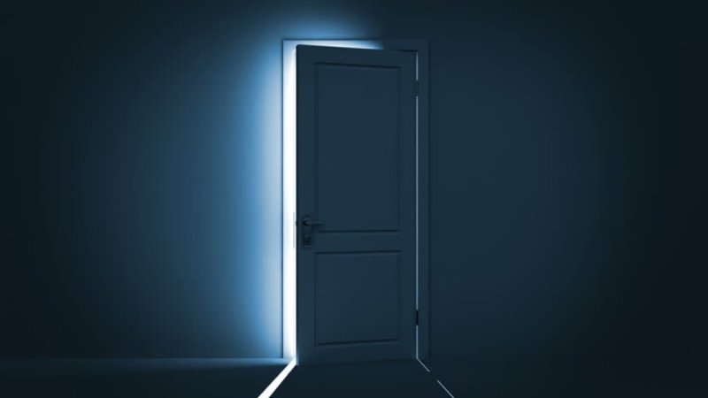 Приоткрытая дверь