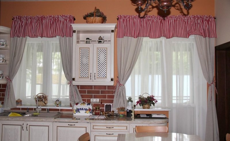 Тюль в кухню короткая на окно