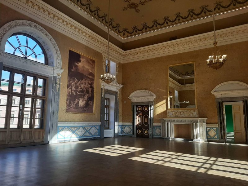 Парадная лестница Михайловского дворца в СПБ