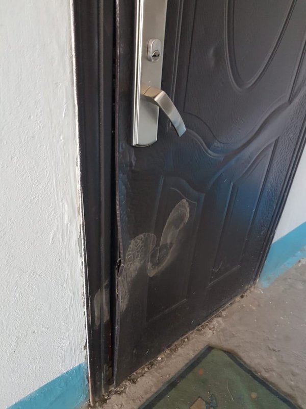 Полиция взламывает дверь