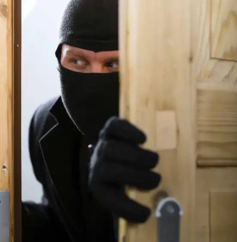 Вор вскрывает дверь