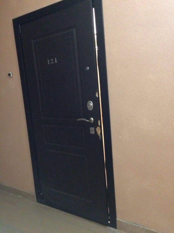 Мужчина ВЗЛОМАЛ дверь