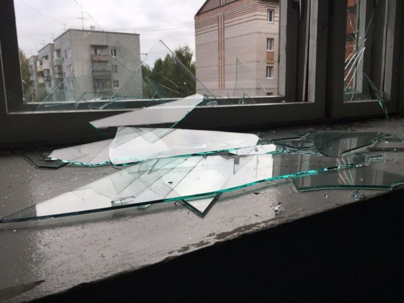 Разбитое стекло в доме