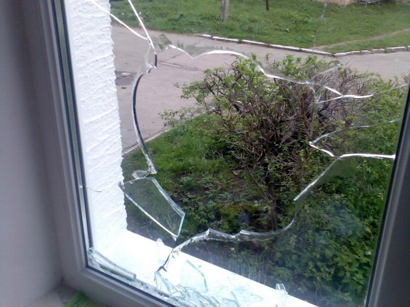 Разбитое окно в квартире