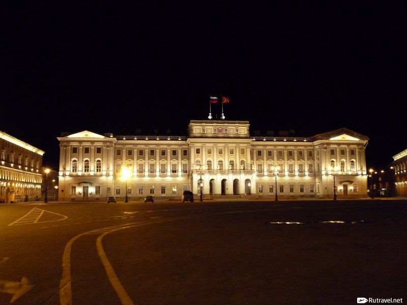 Мариининским дворцом в Санкт Петербурге