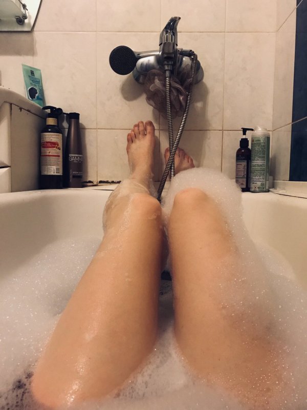 Женские ноги в ванной