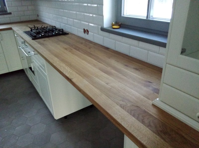 Бежевая кухня со столешницей под дерево