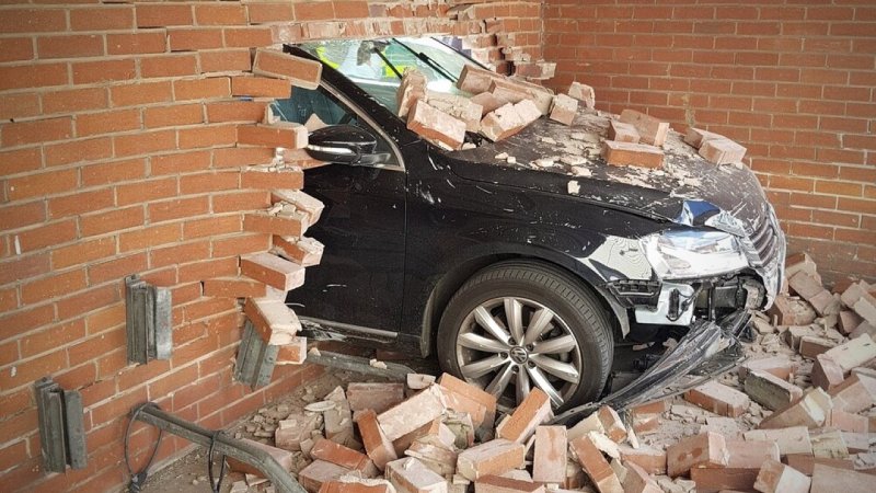 Автомобиль на стене