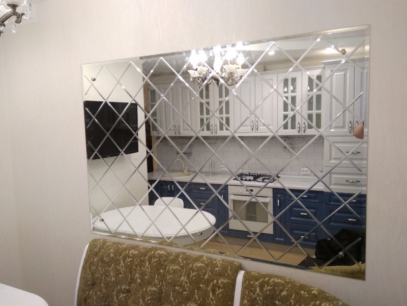 Зеркальное панно на кухне