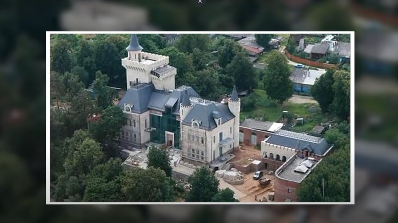 Дом Аллы Пугачевой и Максима Галкина в деревне грязь