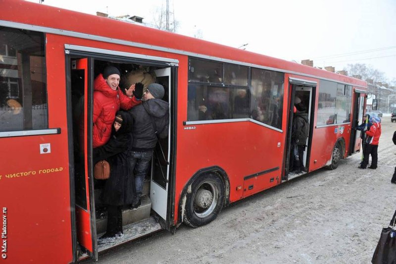 Автобус с открытой дверью