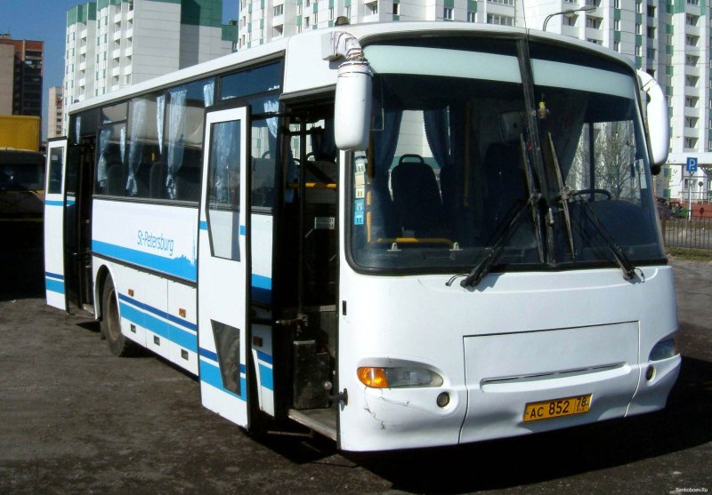 Автобус с открытой дверью