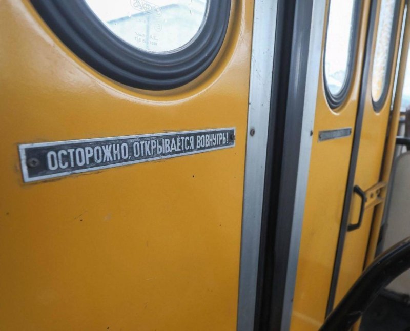 Двери автобуса открываются