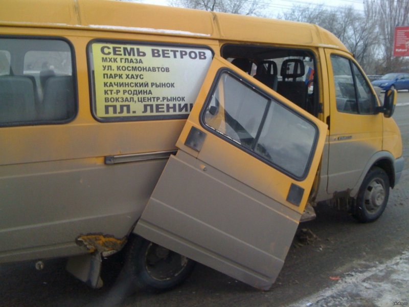 Маршрутка со сломанной дверью