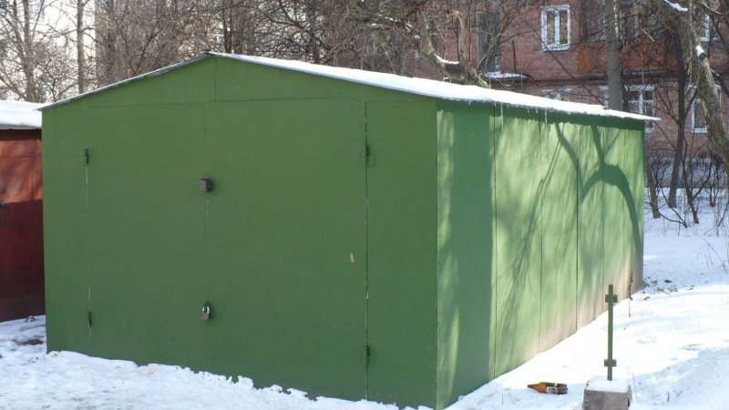 Старый металлический гараж