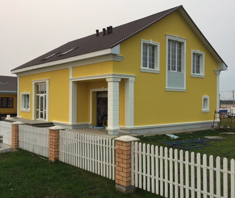 Фасады домов с зеленой крышей