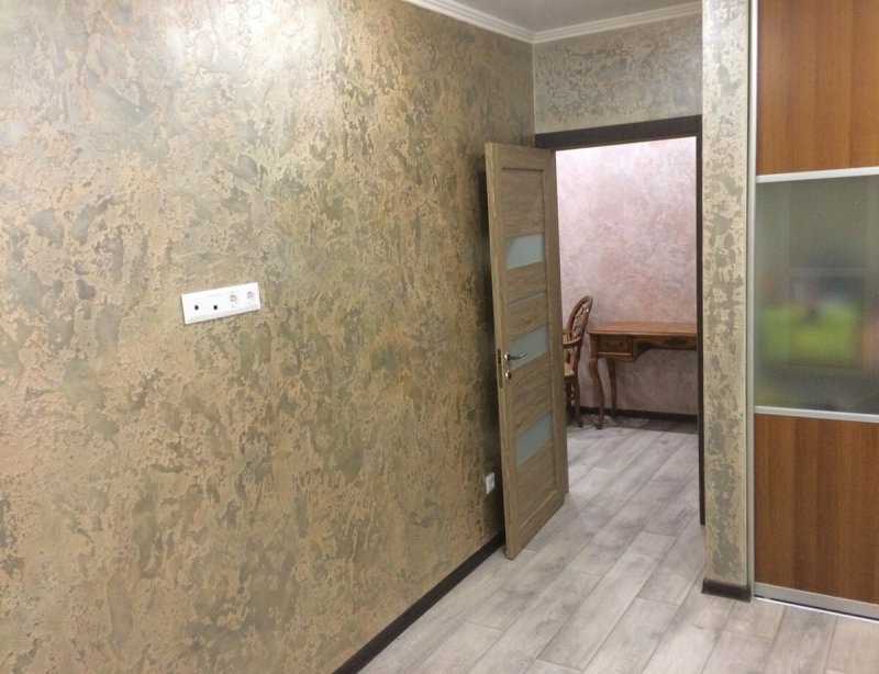 Комбинированные обои в прихожей