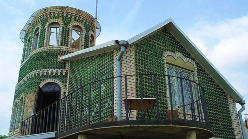 Дом Владимира Сысы из стеклянных бутылок