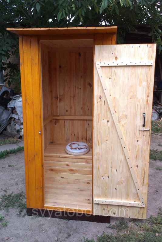 Деревянный туалет