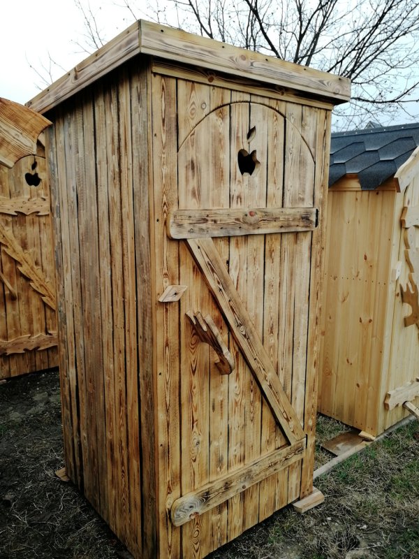 Туалет дачный деревянный