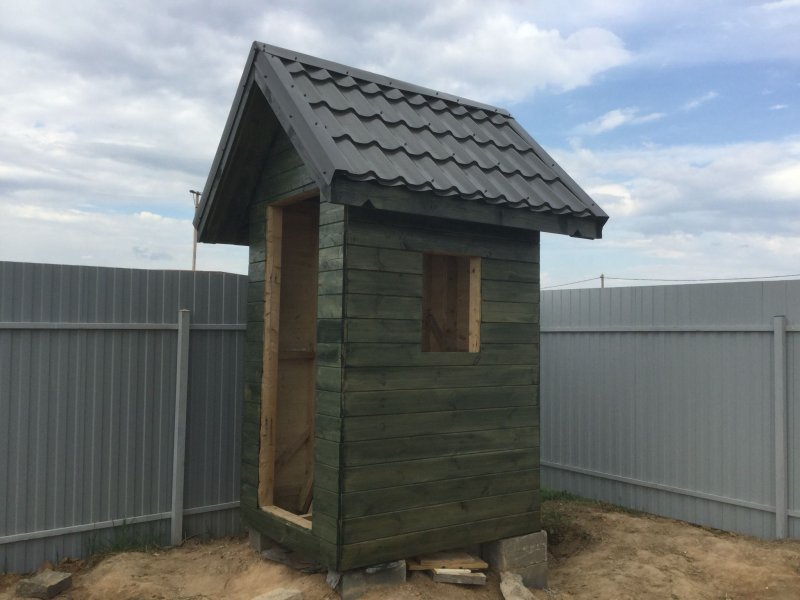 Туалет с двускатной крышей
