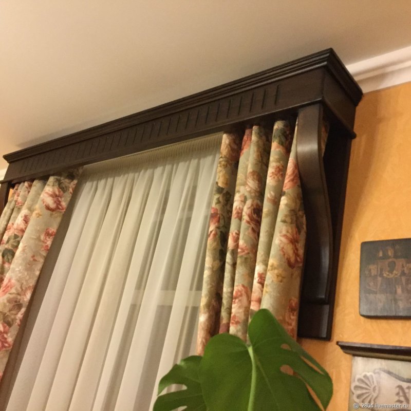 Карниз потолочный деревянный