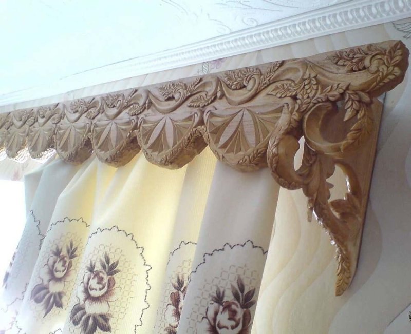 Деревянный карниз для штор в интерьере