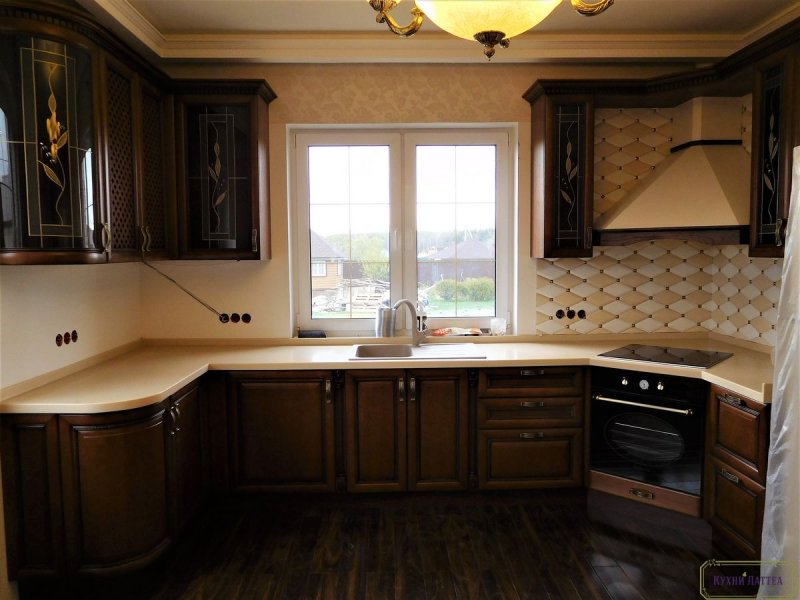 Угловая кухня с окном в частном доме