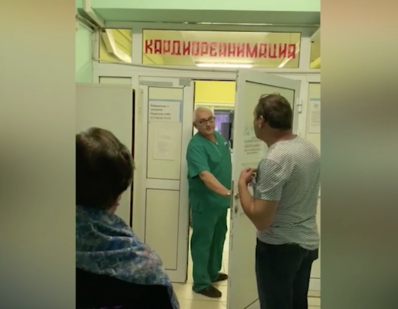 Врач не пускает в реанимацию