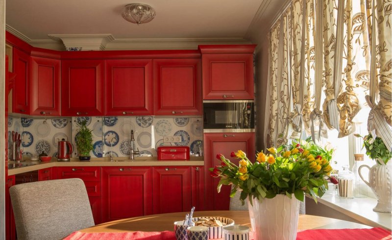 Коралловая кухня в интерьере