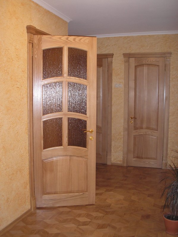 Двери из массива дерева