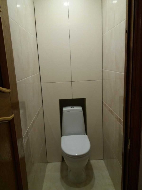 Полочки в туалете за унитазом