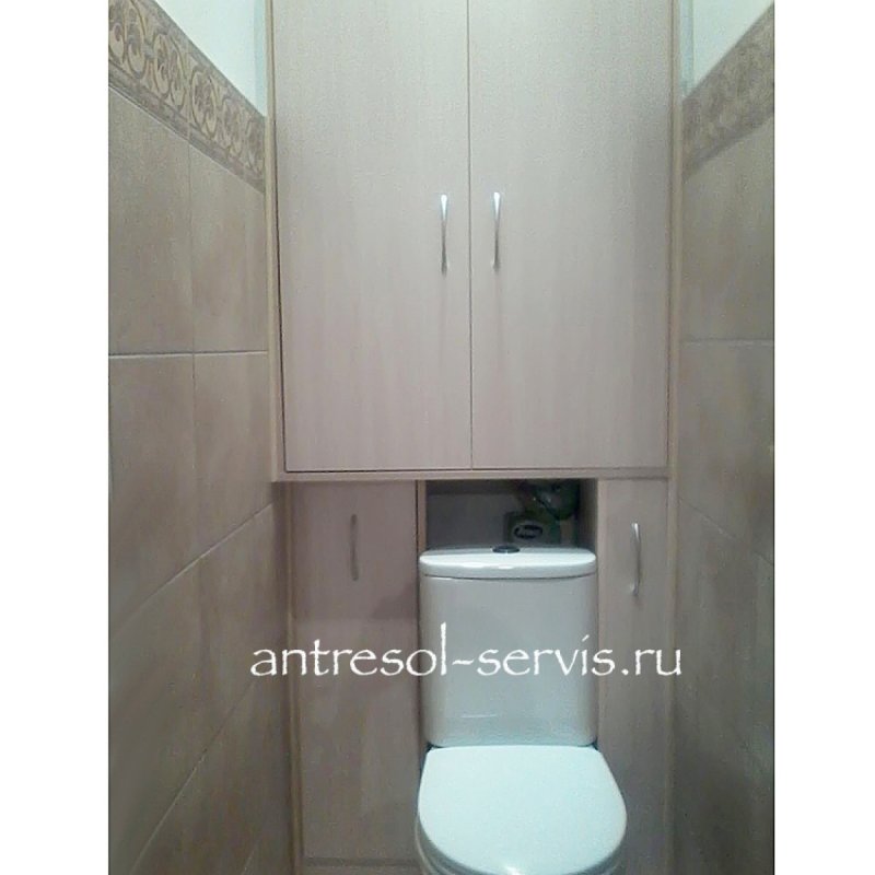 Встроенный шкаф в туалете за унитазом