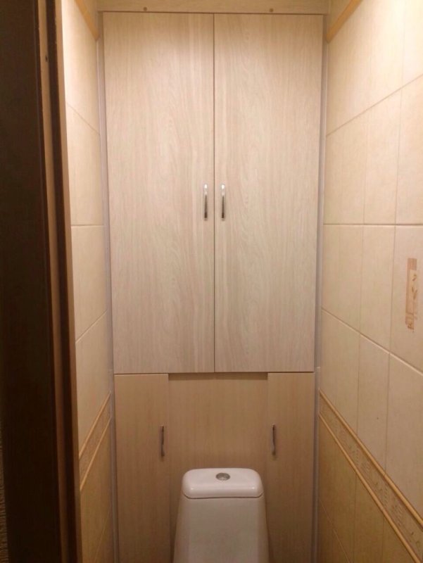 Деревянный шкаф в туалете