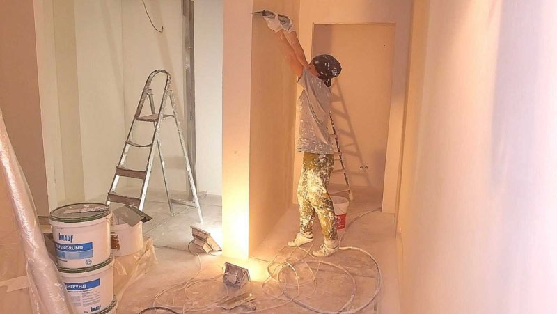 Нанесение шпатлевки на стены