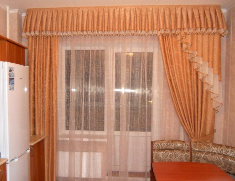 Жесткий ламбрекен