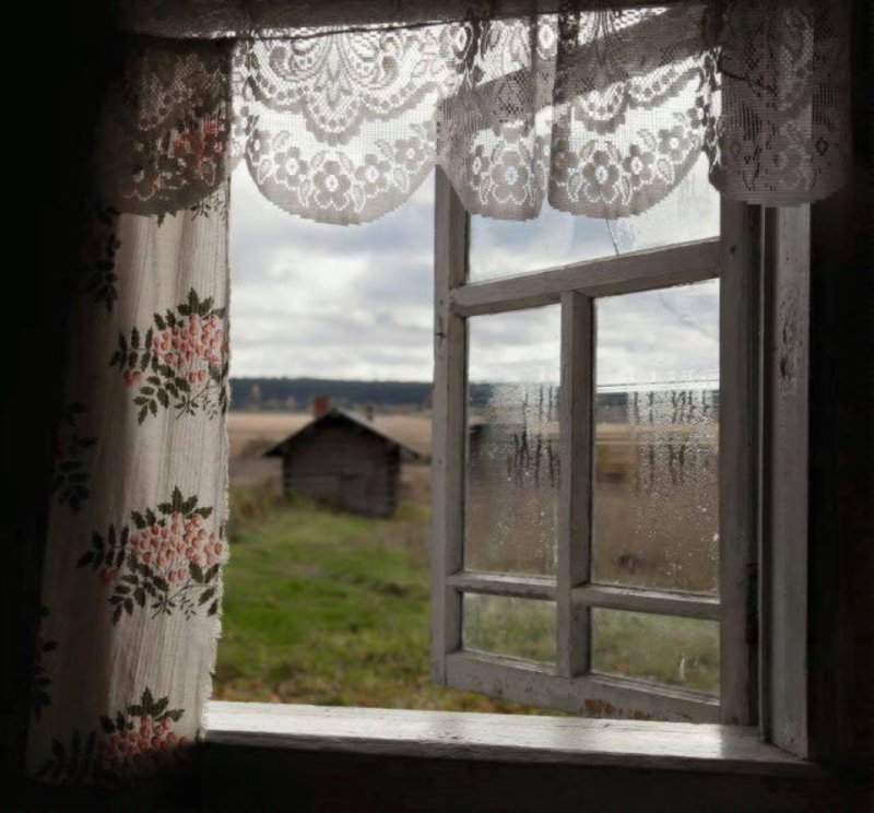 Окно в деревенском доме