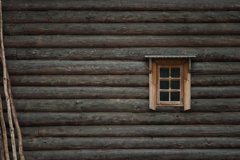 Бревенчатая стена