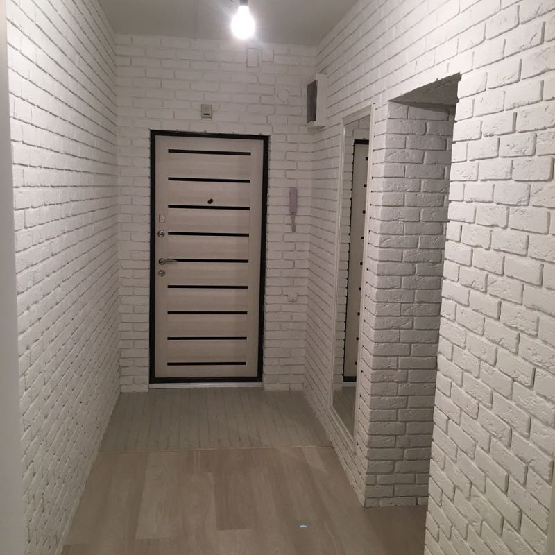 Кирпичики в прихожей