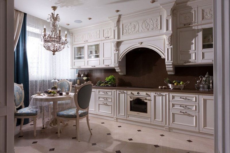 Красивые светлые кухни классика