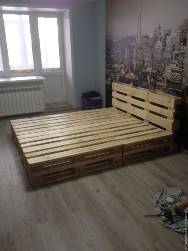 Кровать из деревянных паллетов
