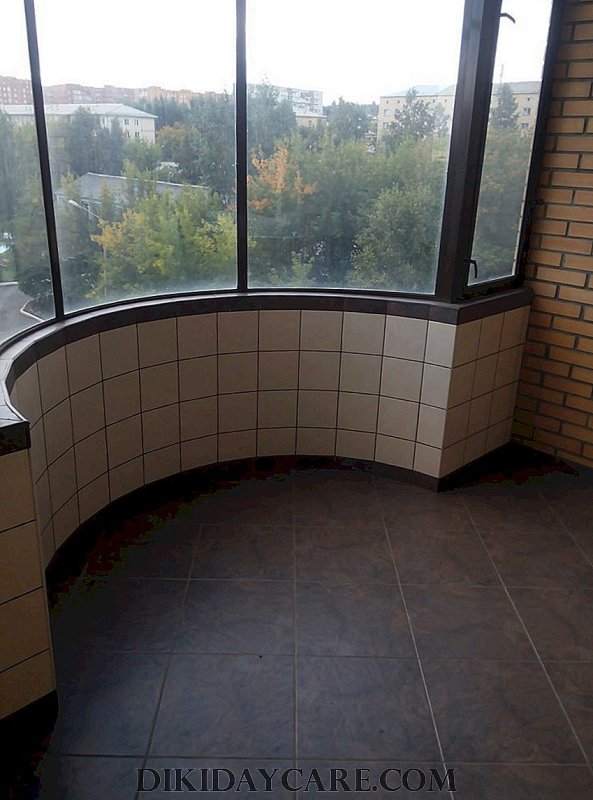 Застекленный полукруглый балкон