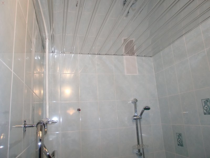 Пластиковый потолок в ванной