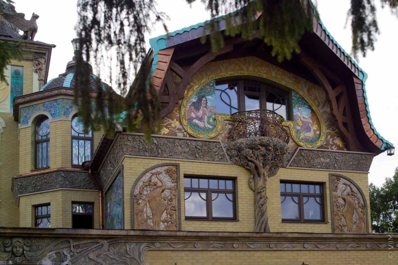 Яркие фасады домов