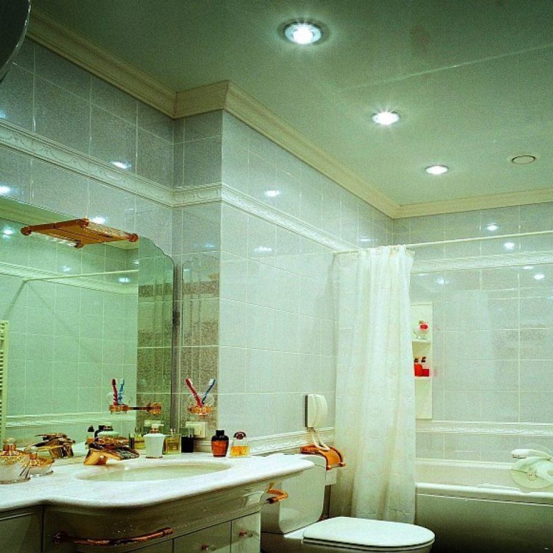 Стеклянный потолок в ванную комнату
