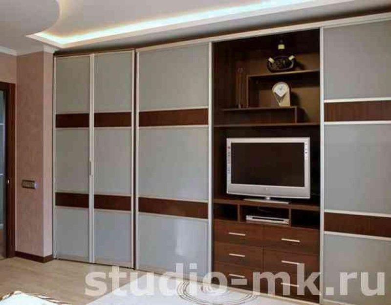 Шкаф купе с нишей под телевизор