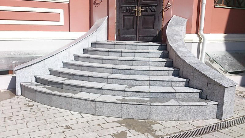 Человек по лестнице вниз